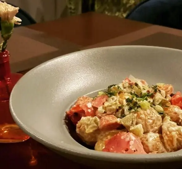 سالاد تازه و خوشمزه در کافه و رستوران تراس لانژ؛ لذت طعم‌های خاص در فضایی دلنشین و مدرن. تجربه‌ای متفاوت از غذاهای سالم.