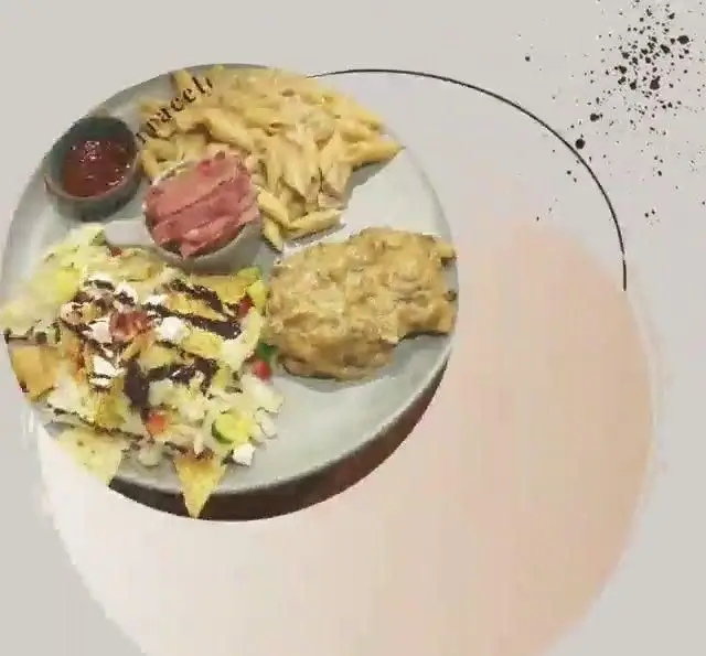 بشقاب غذای کامل از کافه و رستوران تراس لانژ: پاستا خامه‌ای، سالاد تازه با ناچو و سس بالزامیک، مرغ سوخاری، پاسترامی و سس دیپ. تجربه‌ای لذیذ.