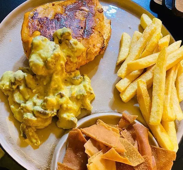 تجربه طعم بی نظیر در کافه برلین: سینه مرغ گریل شده، سس خامه ای قارچ، سیب زمینی سرخ کرده و چیپس خانگی.