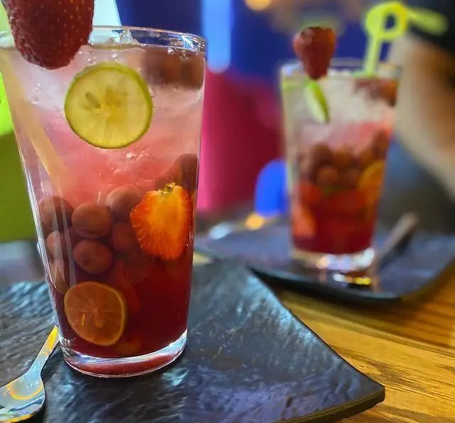 نوشیدنی گوارای توت فرنگی و لیمو با یخ در کافه برلین. این کوکتل میوه‌ای و رنگارنگ با طعم‌های تازه، انتخابی عالی برای لذت بردن از فضای دلنشین کافه است.