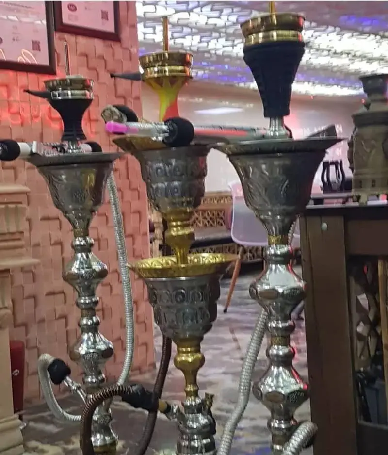 سه قلیان زیبای فلزی در کافه قلیان و سفره خانه سنتی کولاک، فضایی دلنشین برای دورهمی و لذت از طعم‌های خاص قلیان