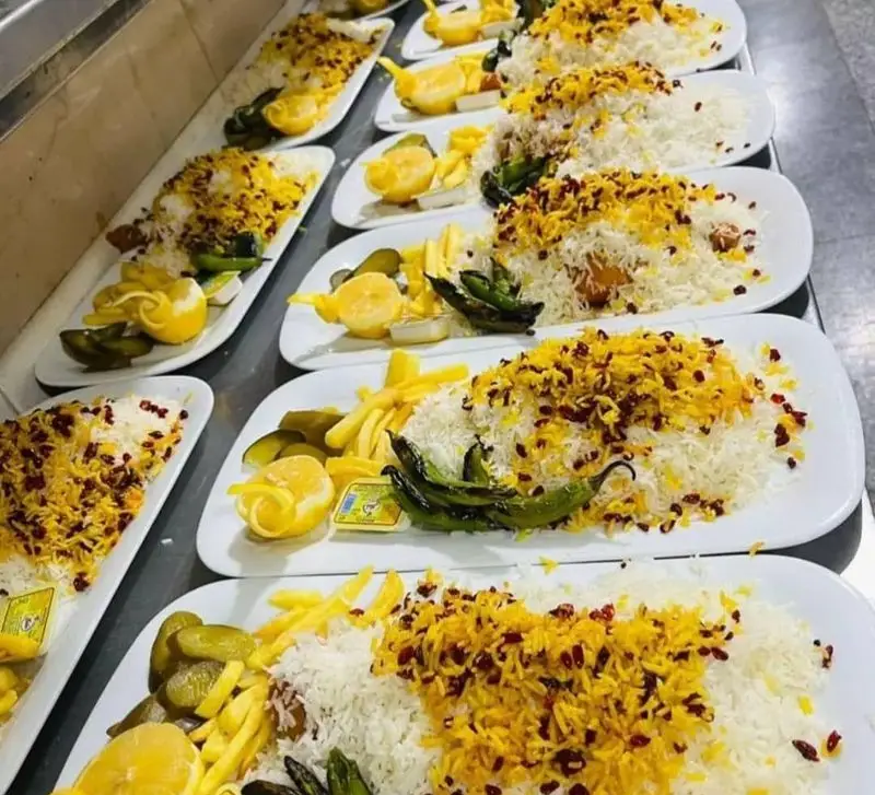 برنج زعفرانی و زرشک پلوی لذیذ با چلو کباب، سیب زمینی، خیارشور و فلفل در کافه قلیان و سفره خانه سنتی کولاک.