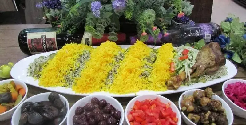 سفره سنتی کولاک با برنج زعفرانی، سبزی پلو، ماهیچه گوسفندی و انواع ترشیجات، تجربه‌ای اصیل در کافه قلیان و سفره خانه سنتی