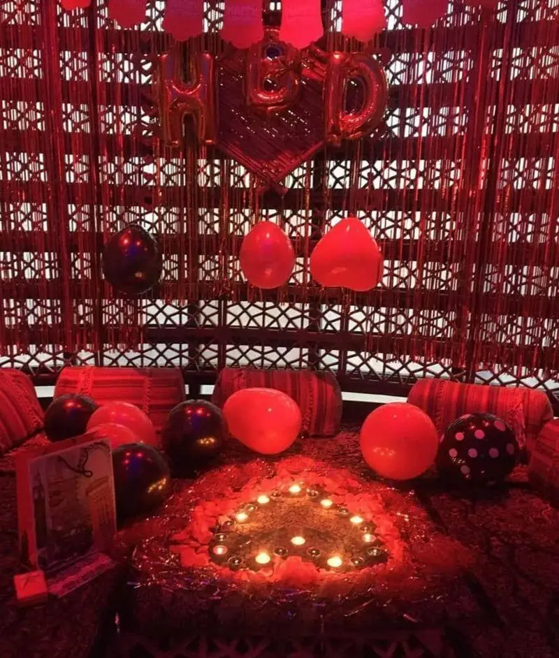 چیدمان شیک و دلنشین کافه قلیان و سفره خانه سنتی کولاک برای جشن و تولد؛ محیطی رمانتیک با بادکنک قرمز، شمع و نورپردازی جذاب.