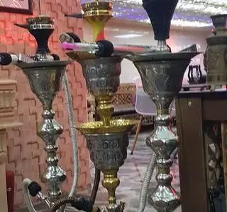 قلیان های شیک و آماده سرو در کافه قلیان و سفره خانه سنتی کولاک، محیطی دلنشین برای دورهمی های شما و تجربه طعم های متنوع.