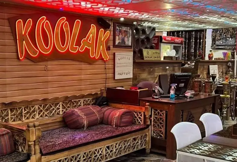 نمای داخلی زیبای کافه قلیان و سفره خانه سنتی کولاک با دکوراسیون چوبی سنتی، مبلمان راحتی و محیطی دلنشین.