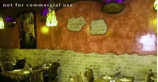 دکوراسیون داخلی خاص رستوران مورانو با میز و صندلی‌های چوبی، دیوار آجری و نورپردازی هنری، تجربه‌ای لذت‌بخش از غذا را ارائه می‌دهد.