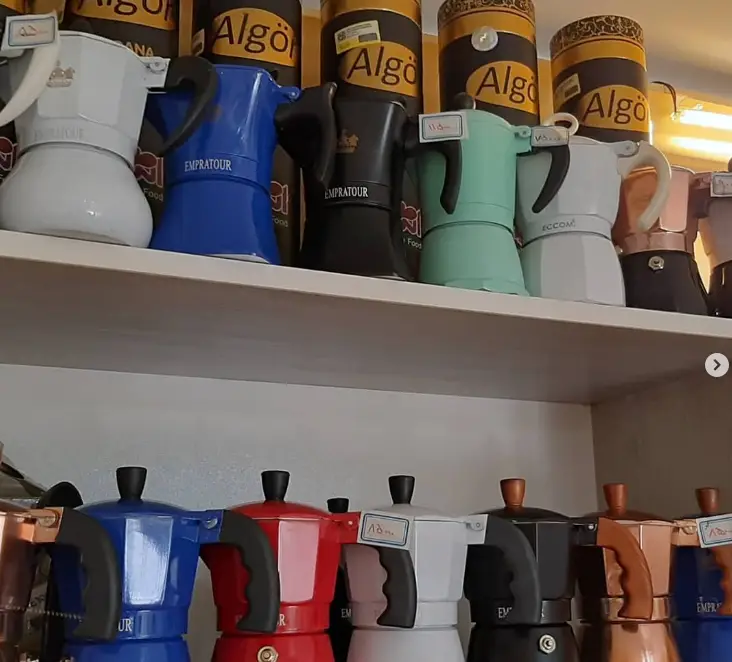 موکاپات‌های رنگارنگ EMPRATOUR و ECCOM در کافه آرمان، مناسب برای تهیه قهوه خانگی و تجهیزات حرفه‌ای قهوه.