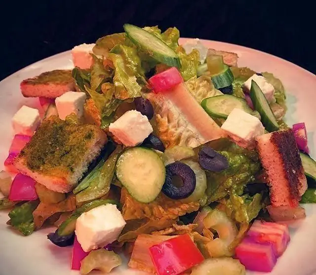 سالاد مدیترانه‌ای کافی شاپ میلان با کاهوی تازه، پنیر فتا، زیتون سیاه، خیار و کروتون‌های ترد، گزینه‌ای سبک و خوشمزه.