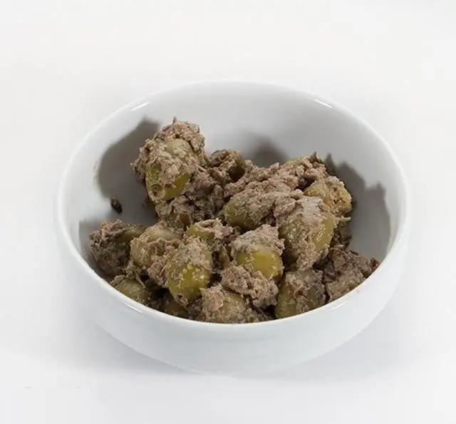 یک کاسه پر از پیش غذای ویژه رستوران وزیری، شامل زیتون سبز تازه و مایه گوشتی یا ماهی، با طعمی اصیل و فراموش‌نشدنی.