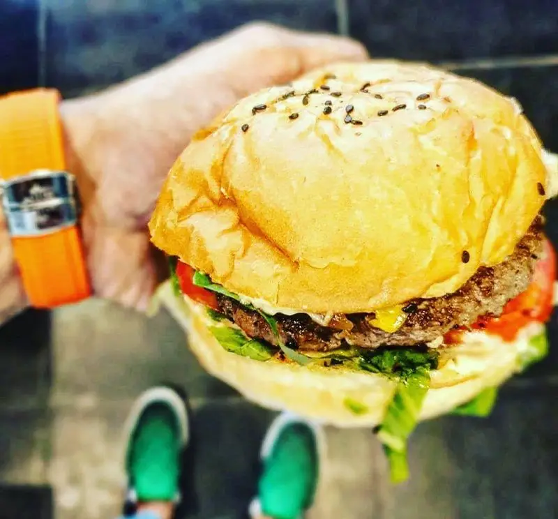 برگر دلشاد: همبرگر بزرگ و خوشمزه با نان کنجدی طلایی، گوشت آبدار، پنیر، کاهو و گوجه فرنگی. تجربه فست فود با کیفیت در برگر دلشاد.