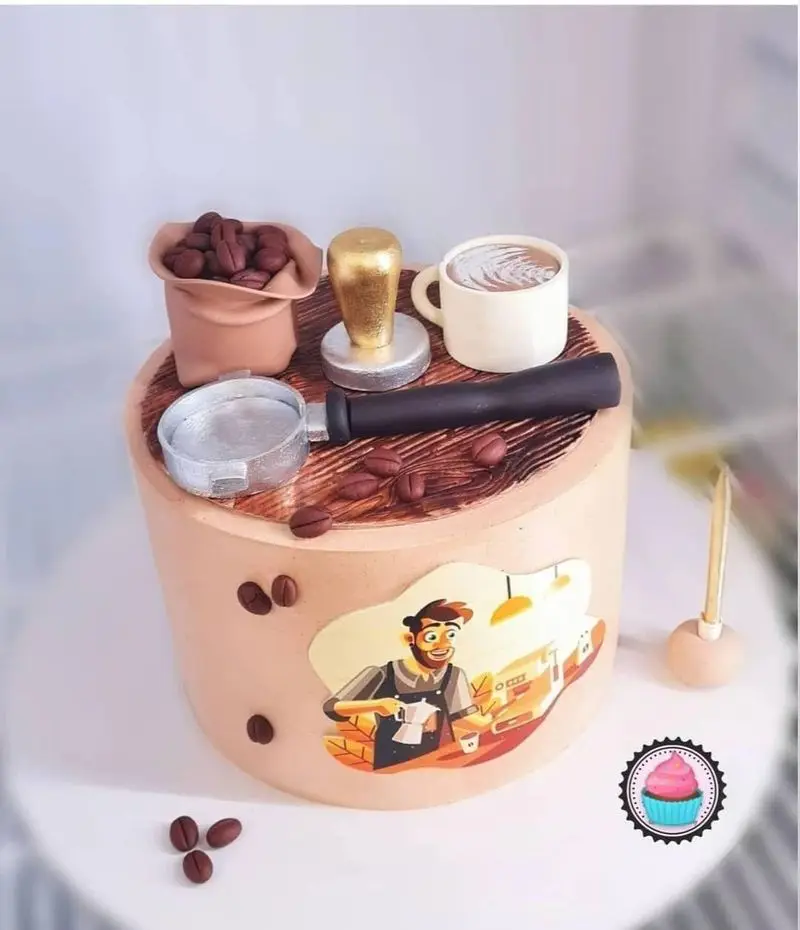 کیک طرح قهوه نفیس با دانه، پرتافیلتر، تمپر و ماگ لاته آرت، یک پیشنهاد ویژه از برگر دلشاد برای مناسبت‌ها و دوستداران قهوه.