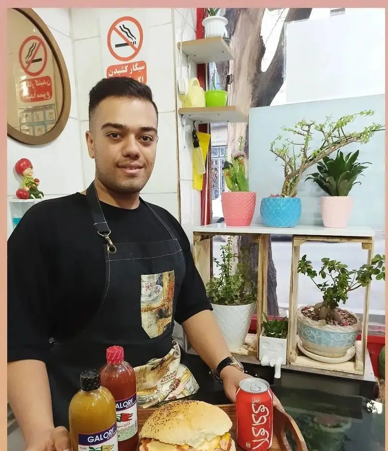 سرآشپز برگر دلشاد با لبخند، برگرهای خوشمزه و سس‌های ویژه را در محیط دوستانه و بدون سیگار فست فود خود تقدیم می‌کند.