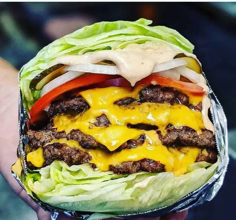 برگر پروتئین استایل دلشاد با سه لایه گوشت، پنیر آب شده، کاهوی تازه، پیاز، گوجه و سس مخصوص. یک انتخاب سالم و پرملات.