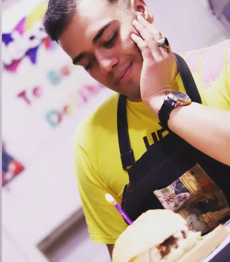 آشپز برگر دلشاد با افتخار برگر مخصوص تولد را آماده می‌کند. تجربه طعم بی‌نظیر و کیفیت عالی غذاهای رستوران برگر دلشاد.