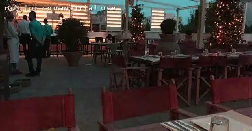 فضای بیرونی و دلنشین رستوران کوبابا در شب، با نورپردازی رویایی، میز و صندلی‌های شیک و محیطی عالی برای صرف غذا.