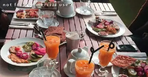 میز صبحانه یا برانچ مفصل و رنگارنگ در رستوران کوبابا با انواع غذاهای خوشمزه و آبمیوه تازه، تجربه‌ای دلپذیر برای مشتریان.