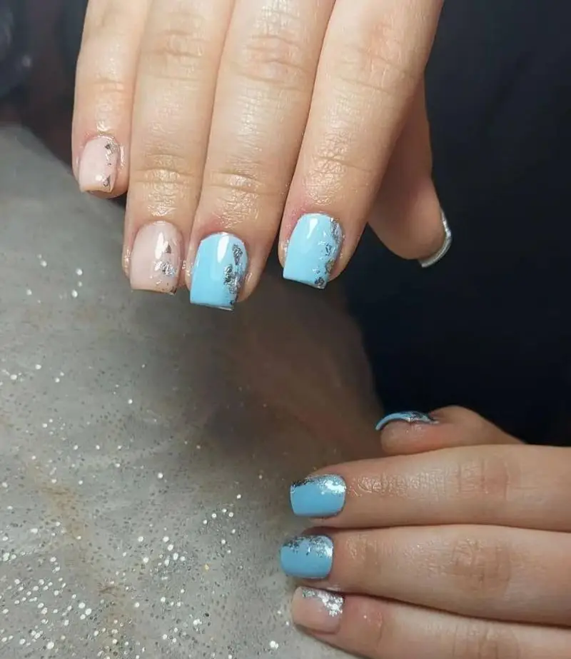 کاشت ناخن شیک با ترکیب رنگ لاک ژل آبی آسمانی و هلویی به همراه دیزاین ورق نقره، نمونه کار حرفهای ژلیش ناخن طبیعی دست