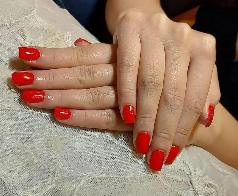 نمونه کار ژلیش قرمز مربعی براق و شیک از خدمات تخصصی ناخن حدیث. زیبایی، دوام و ظرافت ناخنهای شما با بهترین کیفیت را تجربه کنید.