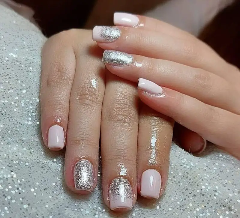 تصویر نمونه کاشت و ژلیش ناخن با رنگ صورتی ملایم و لاک اکلیلی نقرهای شیک و براق در مرکز خدمات تخصصی ناخن حدیث