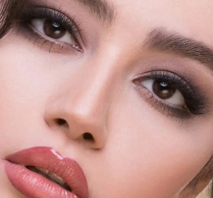 نمونه آرایش چشم حرفهای با سایه اسموکی تیره، ابروهای مرتب و رژ لب صورتی ملایم براق مناسب میکاپ صورت مجلسی و عروس