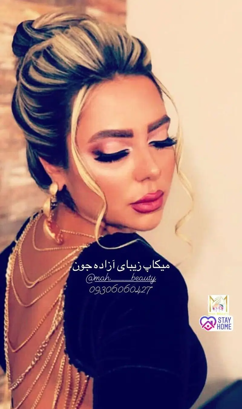 میکاپ حرفهای صورت با سایه چشم صورتی و رژلب ملایم همراه با شینیون موی جمع و هایلایت شده و لباس مجلسی در سالن زیبایی ماه بیوتی