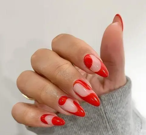 طراحی ناخن شیک و جدید دخترانه با لاک قرمز و بیس بی رنگ به صورت هلال و فرنچ فانتزی روی ناخنهای بادامی کشیده و زیبا