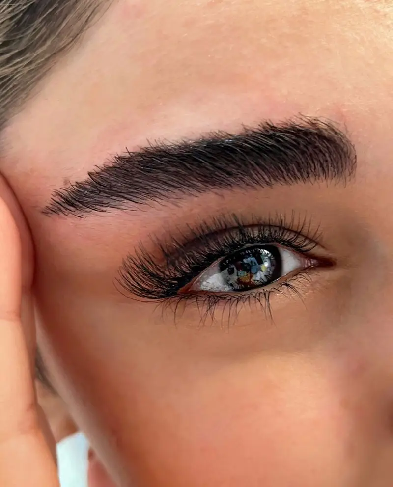 عکس نزدیک از کاشت مژه والیوم و لیفت ابرو دخترانه با ظاهری کاملا طبیعی و شیک مناسب برای آرایش چشم و زیبایی صورت