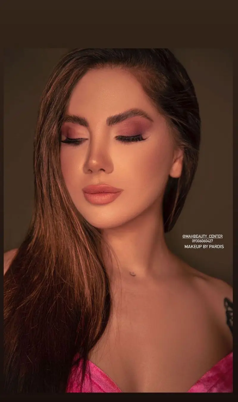 نمونه میکاپ و آرایش صورت ملایم با سایه چشم صورتی و رژلب نود در سالن زیبایی ماه بیوتی، مدل آرایش عروس و لایت دخترانه.