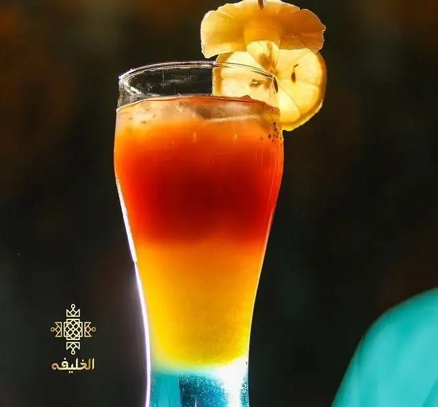 نوشیدنی لایه لایه و رنگارنگ با طعم‌های میوه‌ای در رستوران و کافه الخلیفه، مزه‌ای خنک و جذاب برای تجربه به یاد ماندنی.