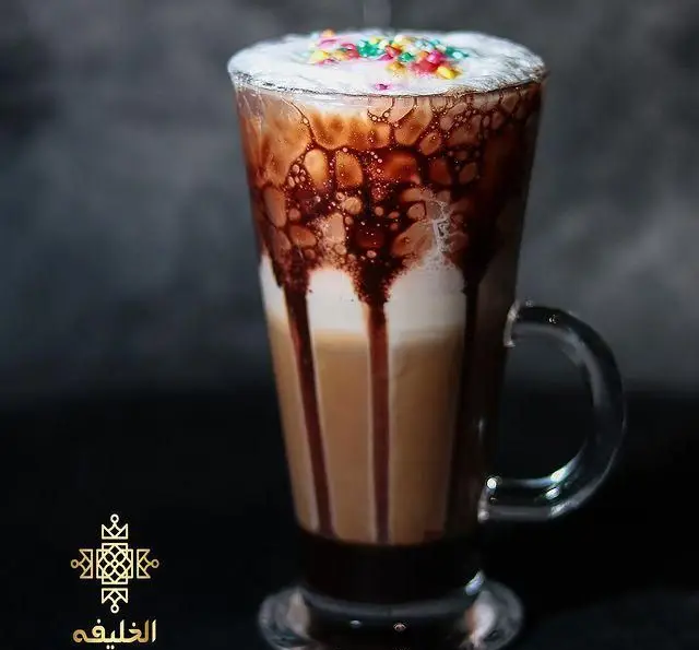 نوشیدنی لذیذ لاته یا موکا شکلاتی با سس شکلات آویز، خامه غلیظ و ترافل رنگی در کافه رستوران الخلیفه، انتخابی ایده‌آل.