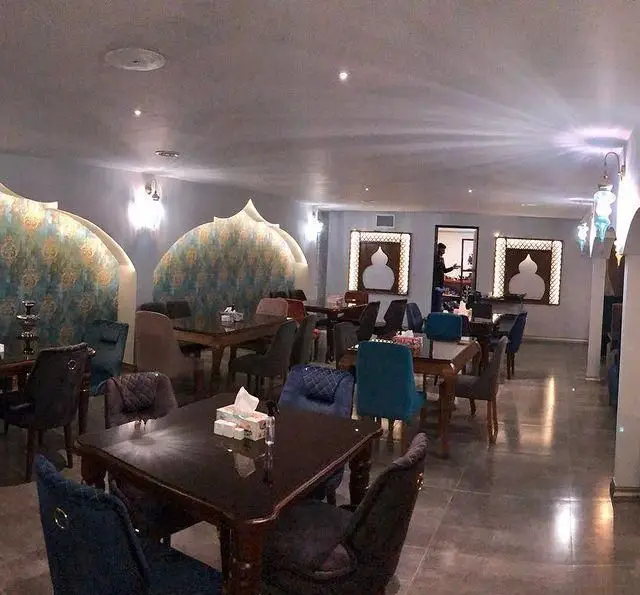 فضای داخلی شیک و مدرن رستوران و کافه الخلیفه با میز و صندلی‌های راحت، مناسب برای دورهمی‌های خانوادگی و دوستانه.