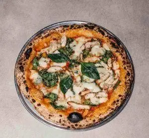 پیتزا مرغ و اسفناج تازه رستوران فرسکو با پنیر موزارلا و ریحان. بهترین پیتزای ناپولی خوشمزه برای سفارش آنلاین در تهران.