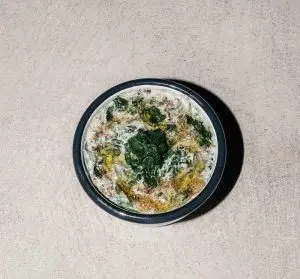 خوراک لذیذ و سالم اسفناج و تخم مرغ پخته با پنیر از منوی ویژه صبحانه رستوران فرسکو، انتخابی مقوی و محبوب.