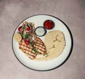 غذای اصلی رستوران فرسکو: بشقاب زیبای فیله مرغ گریل، پوره سیب‌زمینی خامه‌ای، سالاد کلم تازه و سس‌های متنوع. ایده‌آل برای یک وعده سالم و خوشمزه.