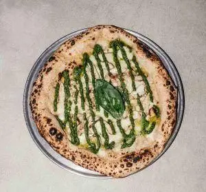 پیتزا پستو ویژه رستوران فرسکو، با سس ریحان تازه، پنیر موزارلا و خمیر ایتالیایی دست‌ساز، انتخابی بی‌نظیر.