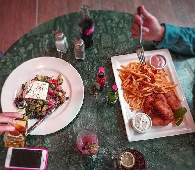 لذت تجربه طعم‌های خاص در کافی شاپ بلوار: سالاد فتا، فیش اند چیپس با سیب‌زمینی سرخ‌کرده، و نوشیدنی‌های خنک و تازه.