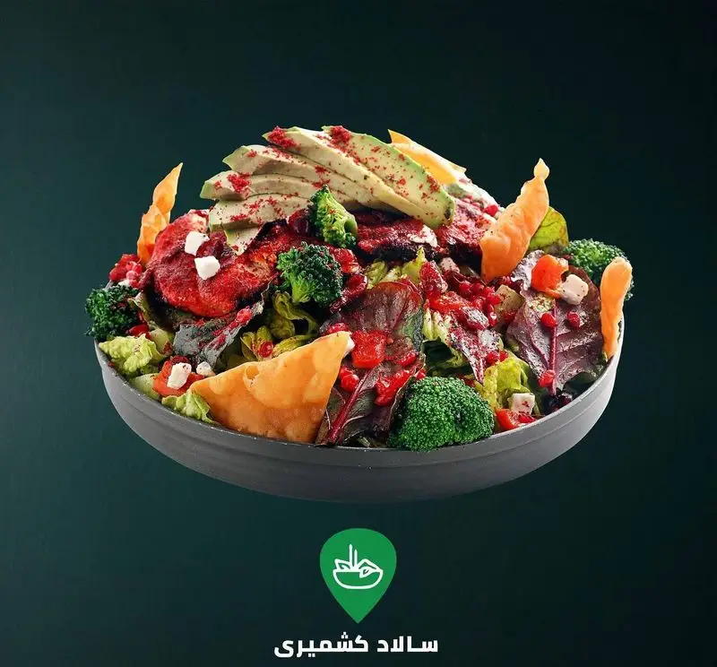 یک کاسه سالاد کشمیری پرمحتوا در کافه لوکال ولنجک با آووکادو، بروکلی، انار، برگ‌های قرمز و سس مخصوص. مناسب گیاهخواران.
