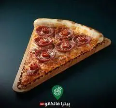 یک اسلایس دلپذیر از پیتزا پپرونی تازه و لذیذ کافه لوکال ولنجک، تجربه‌ای بی‌نظیر برای علاقمندان به غذای باکیفیت.