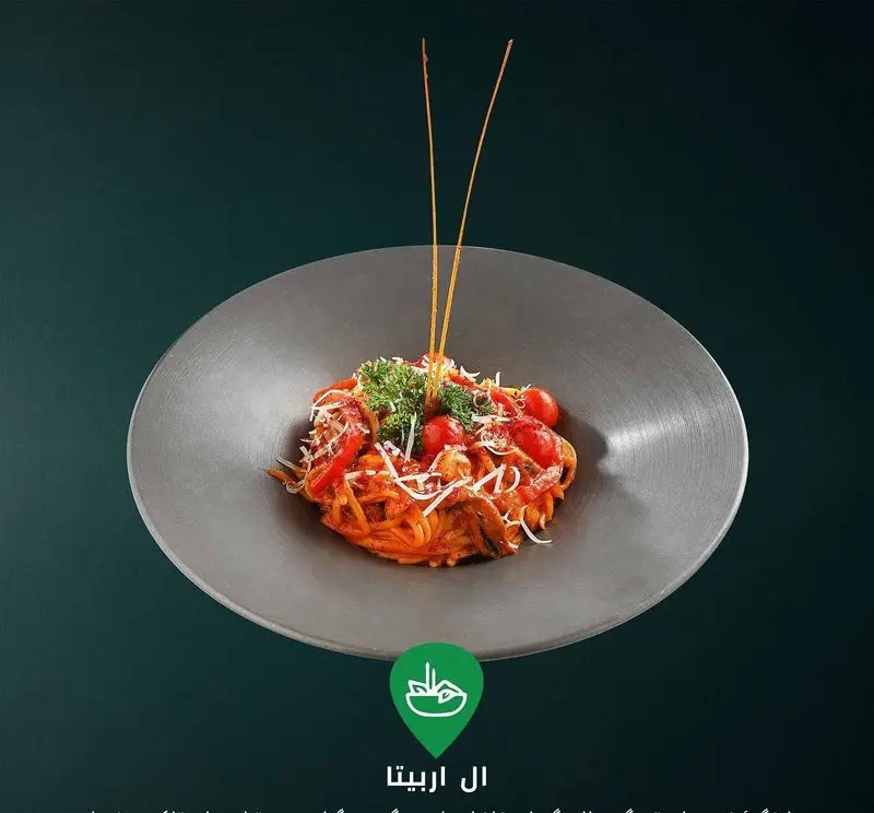 پاستا خوشمزه ال اربیتا با سس قرمز، گوجه گیلاسی، فلفل دلمه‌ای و پنیر در کافه لوکال ولنجک، بهترین رستوران ولنجک.