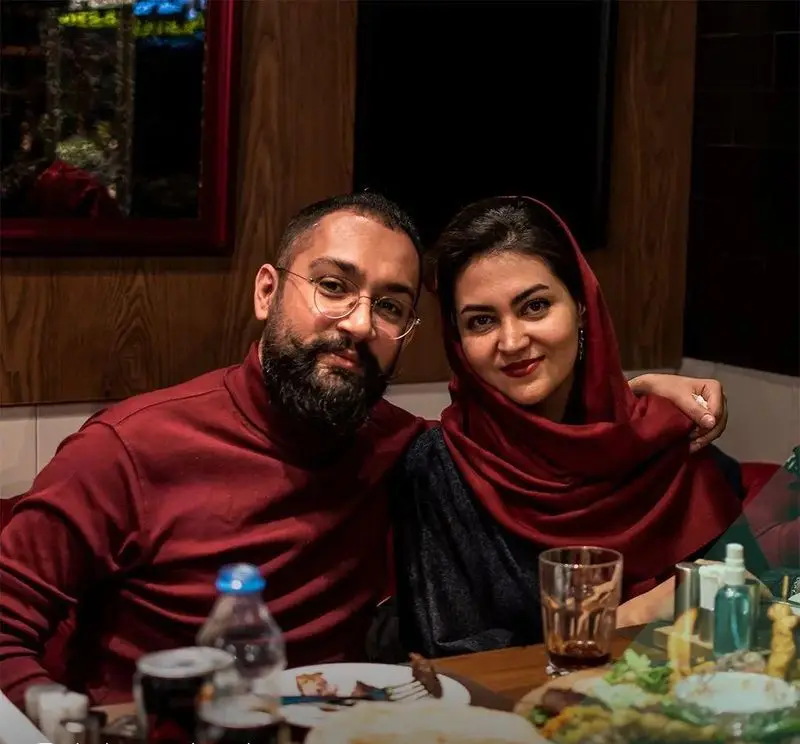 زوجی خوشحال در رستوران ترکی تورکواز، از غذای لذیذ و محیط دلنشین لذت می‌برند. تجربه‌ای خاص از غذاهای اصیل ترکی.