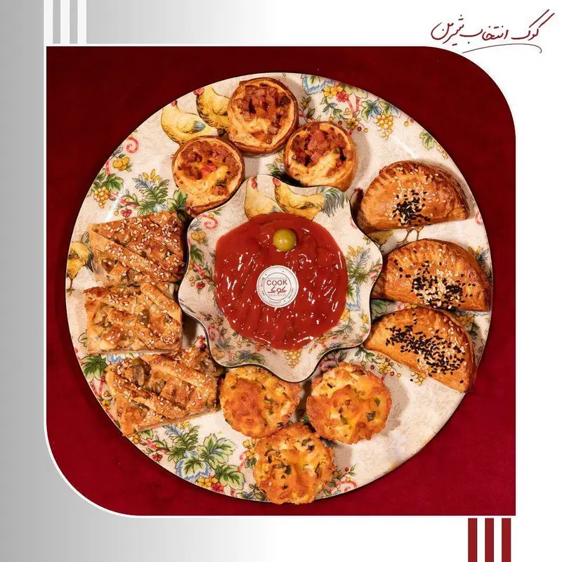 پلاتر فینگرفودهای خوشمزه و مینی پای‌های شور کافه قنادی کوک با دیپ سس قرمز و زیتون، مناسب مهمانی و دورهمی