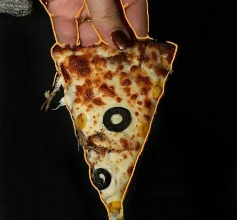 برش پیتزای داغ و لذیذ با پنیر طلایی، زیتون و ذرت، در دستان مشتریان فست فود بوبوک مشیریه. انتخابی بی‌نظیر!