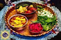 تصویری از غذای سنتی و دلپذیر رستوران عیاران: خورشت‌های ایرانی با سبزیجات تازه و ترشیجات، تجربه‌ای اصیل و خاطره‌انگیز در سفره خانه.