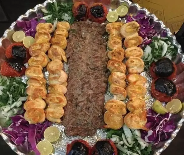 سینی کباب مجلسی کافه رستوران آدا شامل کوبیده، جوجه کباب، گوجه کبابی و سبزیجات تازه؛ تجربه‌ای لذت‌بخش از غذای ایرانی.