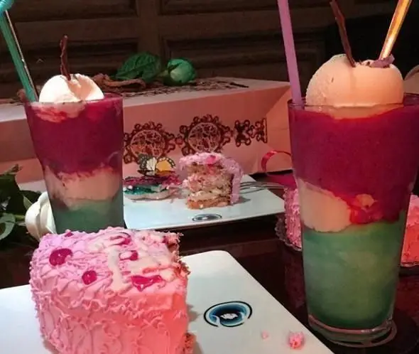 تجربه ای شیرین و دلنشین در کافه رستوران آدا: دسرهای لایه ای با نوشیدنی های رنگارنگ، بستنی و کیک های صورتی خوشمزه