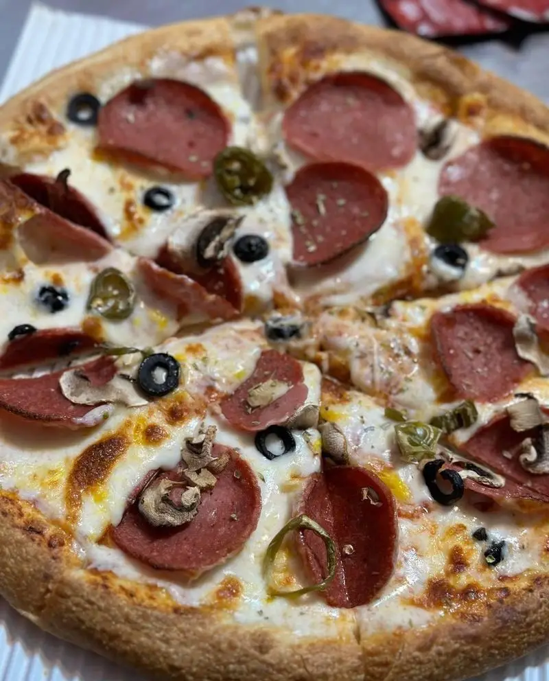 پیتزای پپرونی و قارچ لذیذ پیتزا گاردن با زیتون سیاه و فلفل سبز، پنیری طلایی و کراست برشته، انتخابی عالی برای شما.