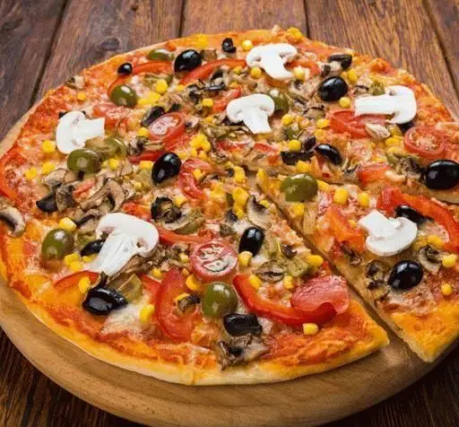 پیتزا قارچ و سبزیجات متنوع کافه سنتی ایران زمین، با زیتون، ذرت، فلفل دلمه و گوجه، انتخابی خوشمزه و سالم برای همه.
