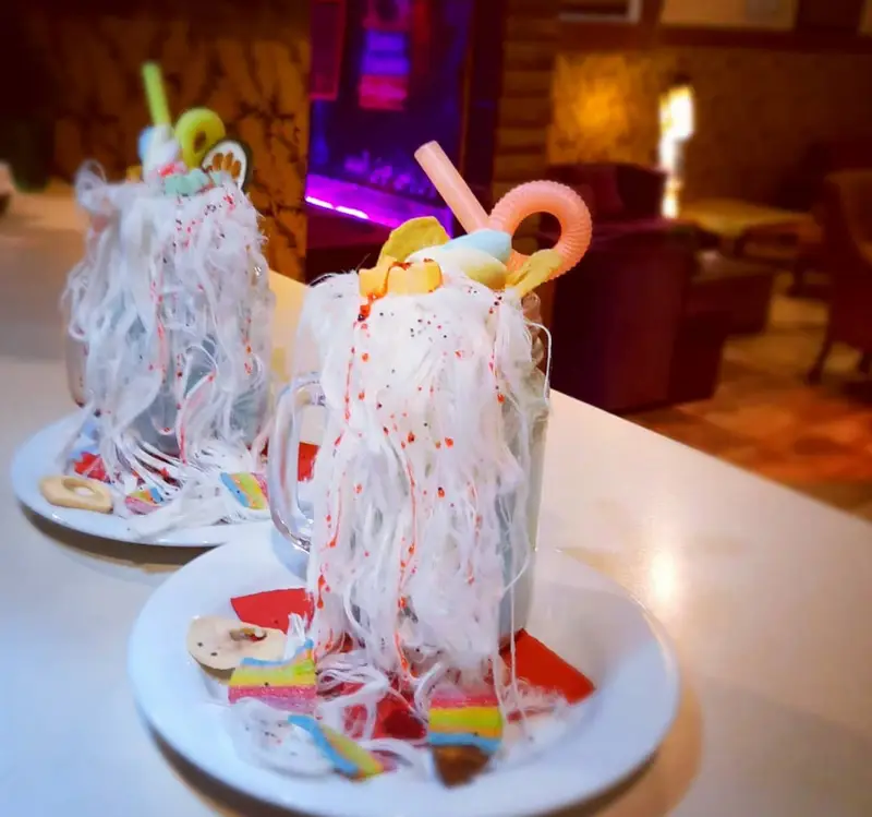 لذت طعم‌های خاص کافه سنتی ایران زمین با نوشیدنی‌ها و دسرهای پشمکی بی‌نظیر. تجربه‌ای شیرین و فراموش‌نشدنی در محیطی دلپذیر.