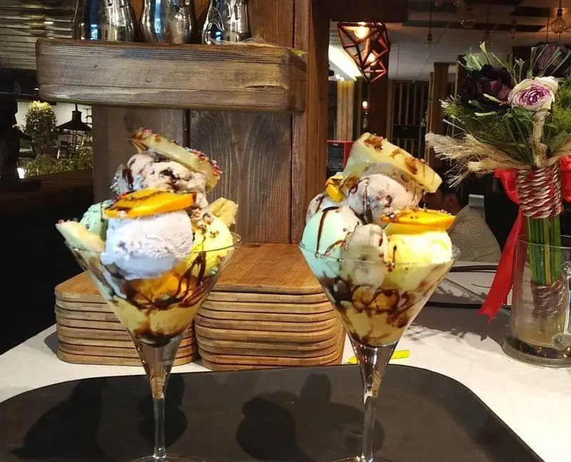 بستنی‌های پارفه میوه‌ای و شکلاتی زیبا در کافه رستوران دیاکو، دسری خنک و لذیذ برای تجربه ای دلنشین در فضایی آرامش‌بخش.